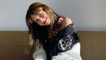 10 Potret Lisa BLACKPINK, Nempel di Dinding hingga Kaca Tetap Cantik