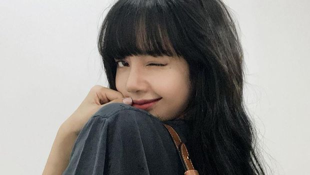 Lisa BLACKPINK adalah salah satu penyanyi muda asal Thailand yang jadi idola generasi masa kini. Cantiknya Lisa terpancar bagaimana pun gaya yang ditampilkannya.