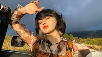 Tak perlu berdebat soal siapa yang lebih cantik, masing-masing punya pesona yang tak dimiliki yang lain. Termasuk Lisa BLACKPINK, setuju? (Foto: dok. Instagram @lalalalisa_m) 