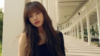 Berbagai pose kerap ditampilkan Lisa BLACKPINK dalam unggahannya. Salah satunya pose bersandar di dinding. (Foto: dok. Instagram @lalalalisa_m) 