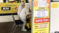 Syarat wajib melampirkan hasil tes diagnosa virus Corona (COVID-19) jenis rapid test antigen untuk penumpang KA memang baru berlaku besok, Selasa 22 Desember 2020. Akan tetapi, pelayanannya sudah dibuka hari ini untuk melayani calon penumpang yang ingin melakukan tes untuk perjalanan besok.