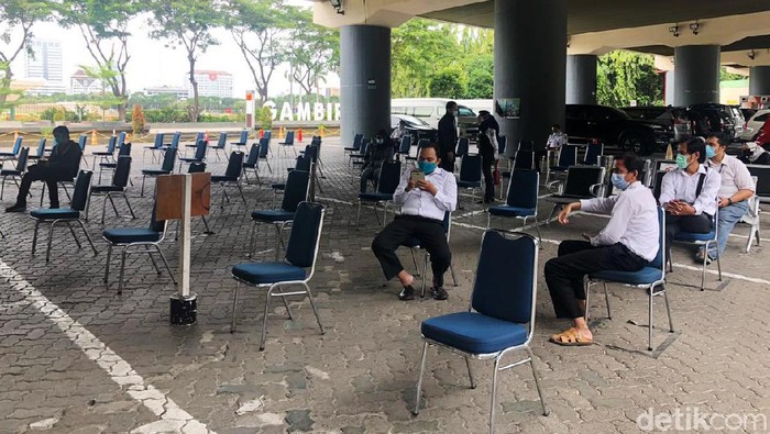 Layanan rapid test antigen di Stasiun Gambir sudah dibuka, Senin (21/12/2020). Pada jam pelayanan siang ini, antrean rapid test antigen mulai mengular alias panjang.