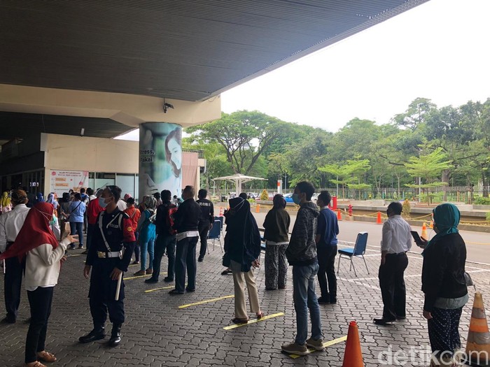 Antrean Panjang di Layanan Rapid Test Antigen Stasiun Gambir