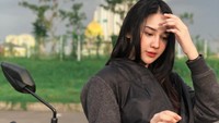 Beberapa waktu yang lalu, Anya Geraldine sempat mengunggah sedang belajar mengendarai sepeda motor. Foto: Instagram @anyageraldine