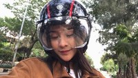 Tak lupa, Anya juga menggunakan helm bBogo dengan lambang garputala. Foto: Instagram @anyageraldine