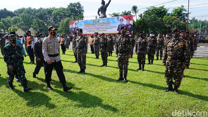Ratusan personel gabungan diterjunkan untuk menjaga keamanan selama perayaan Natal dan tahun baru (Nataru) di Kabupaten Mojokerto. Pengamanan perayaan Natal juga dibantu ratusan Banser, sebagai wujud toleransi antarumat beragama di Bumi Majapahit.