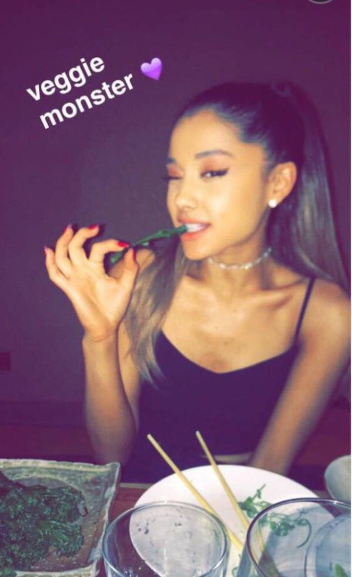 Ariana Grande Pose Menggemaskan Ariana Grande saat Ngopi