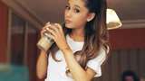 Pose Menggemaskan Ariana Grande saat Ngopi
