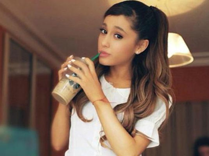 Pose Menggemaskan Ariana Grande saat Ngopi
