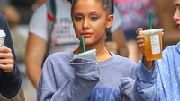 Saking cintanya dengan kopi, pelantun Stuck With You tersebut pernah berkolaborasi dengan brand coffee shop ternama, yaitu Starbucks. Maka tak heran ia sering membeli kopi dari brand tersebut. Foto: Instagram @arinagrande