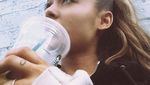 Pose Menggemaskan Ariana Grande saat Ngopi