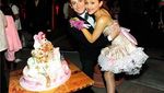 Pose Menggemaskan Ariana Grande saat Ngopi