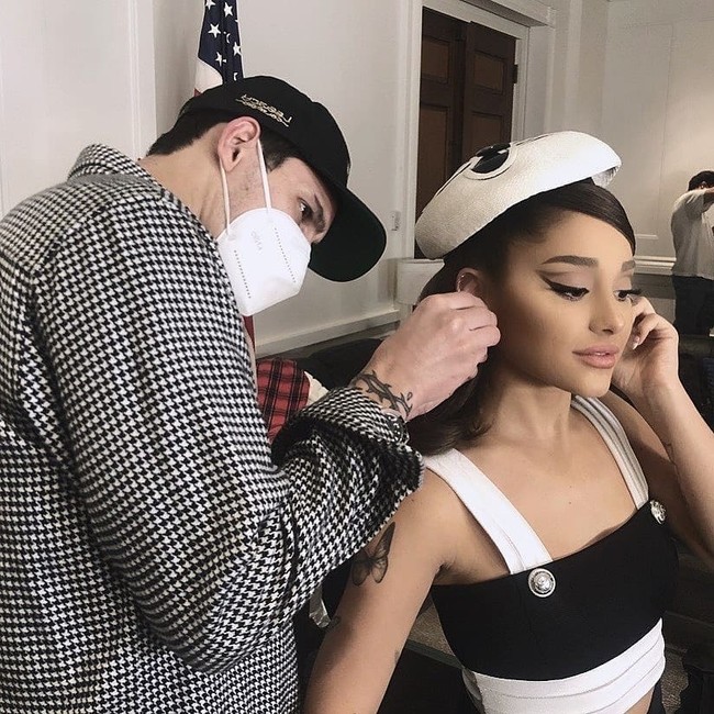 Sejak mengonfirmasi hubungan mereka, Dalton selalu setia mendampingi Ariana beraktivitas. Seperti ketika Ariana sedang syuting video klip. (Foto: Instagram/@arianagrande)