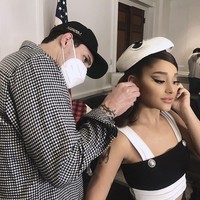Sejak mengonfirmasi hubungan mereka, Dalton selalu setia mendampingi Ariana beraktivitas. Seperti ketika Ariana sedang syuting video klip. (Foto: Instagram/@arianagrande)