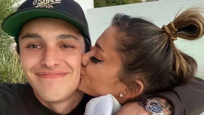 7 Potret Romantis Ariana Grande dan Dalton Gomez yang Baru Bertunangan