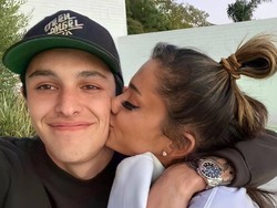 7 Potret Romantis Ariana Grande dan Dalton Gomez yang Baru Bertunangan