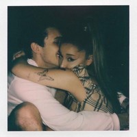 Ariana Grande diketahui telah menjalin hubungan asmara dengan Dalton sejak Januari 2020. Jalinan asmara Ariana Grande dengan Dalton memang sengaja tidak terlalu diumbar ke publik. Sejak berkencan, keduanya karantina diri di Los Angeles dan jarang keluar rumah, karena pandemi virus Corona. (Foto: Instagram/@arianagrande)