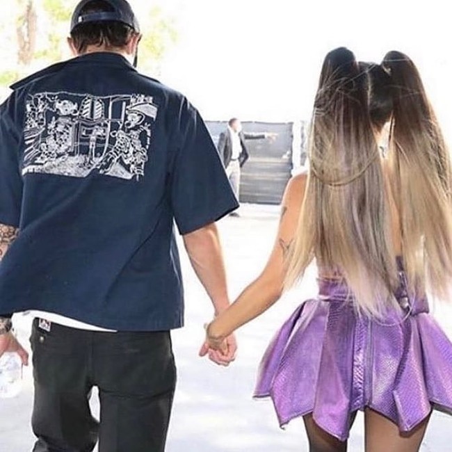 Selalu bersama, Dalton Gomez dan Ariana Grande tampak sulit dipisahkan. Semoga pertunangannya dengan Dalton langgeng dan berlanjut hingga pernikahahan. Tak seperti, hubungan Ariana sebelumnya. Ariana pernah bertunangan dengan bintang Saturday Night Live, Pete Davidson. Namun hubungan mereka kandas Oktober 2018. (Foto: Instagram/@arianagrande)