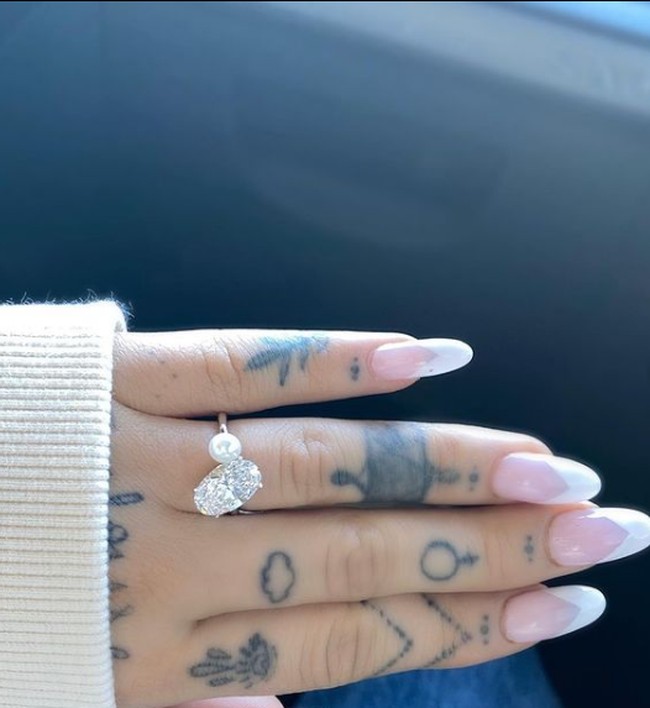 Ariana Grande juga memajang foto yang memamerkan cincin berlian pemberian Dalton ketika melamar pelantun Thank You Next itu. (Foto: Instagram/@arianagrande)