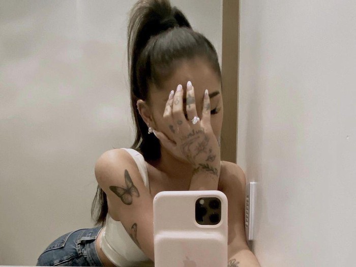 Ariana Grande Tunangan Ariana Grande tunangan dengan Dalton Gomez.