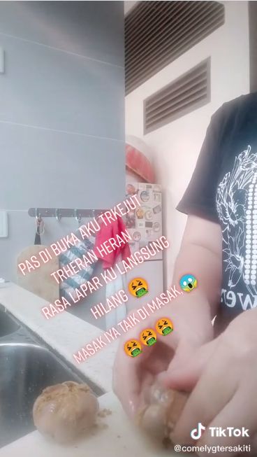 Apes! Wanita Ini Makan Ati Ampela yang Masih Ada Kotoran Ayam