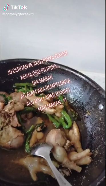 Apes! Wanita Ini Makan Ati Ampela yang Masih Ada Kotoran Ayam
