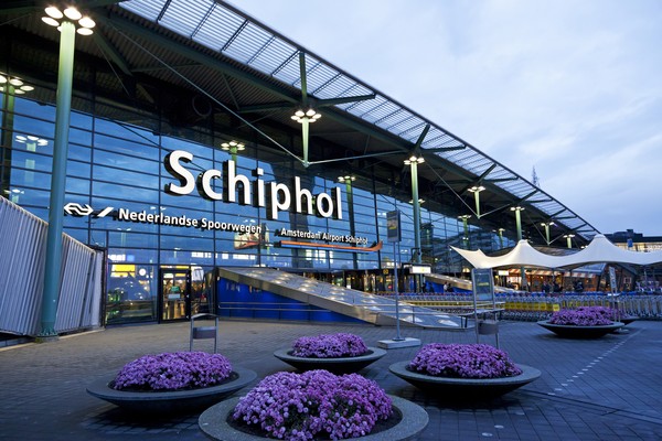 Bandara Amsterdam memiliki salah satu fasilitas tidur dengan jumlah tertinggi, yang berarti para pelancong dapat duduk dan bersantai atau tidur sambil menunggu penerbangan lanjutan mereka. Bandara ini menawarkan streetfood indoor yang ramai, perpustakaan dan pusat meditasi yang tenang, serta spa di tempat. Selain itu ada berbagai museum dan pameran sehingga pengunjung dapat benar-benar menyerap budaya Belanda. (Getty Images/Lya_Cattel) Bandara Amsterdam memiliki salah satu fasilitas tidur dengan jumlah tertinggi, yang berarti para pelancong dapat duduk dan bersantai atau tidur sambil menunggu penerbangan lanjutan mereka. Bandara ini menawarkan streetfood indoor yang ramai, perpustakaan dan pusat meditasi yang tenang, serta spa di tempat. Selain itu ada berbagai museum dan pameran sehingga pengunjung dapat benar-benar menyerap budaya Belanda. (Getty Images/Lya_Cattel)