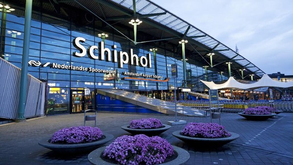 Bandara Schiphol Amsterdam, Belanda di peringkat ke-10 dengan persentase pembatalan penerbangan sebesar 3,9% (Foto: Getty Images/Lya_Cattel)