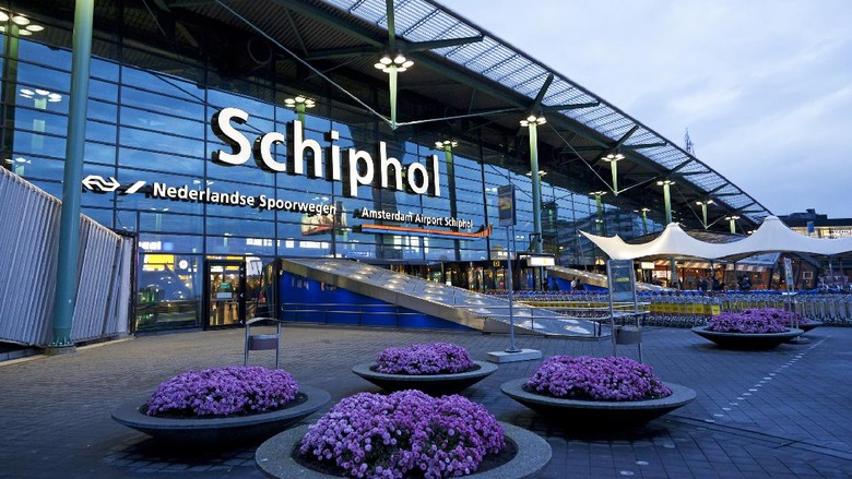 Bandara Schiphol di Amsterdam