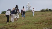 Bukit Cinta di Kecamatan Kobalima Timur itu menyajikan hamparan hijau yang luas.