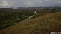 Setiap pekan atau musim liburan, bukit ini tak pernah sepi dari pijakan kaki-kaki pengunjung. Dari puncak bukit cinta para wisatawan bisa melihat langsung pemandangan Pegunungan dan lautan tersaji sejauh mata memandang.