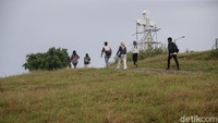 Bagi Anda yang hendak berwisata ke tempat ini, sebaiknya membawa sendiri bekal berupa makanan dan lainnya. Pasalnya, di lokasi Bukit Cinta belum ada masyarakat atau pedagang yang berjualan.