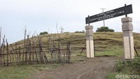 Akses menuju ke tempat ini tidak sulit, karena lokasi ini langsung dilintasi jalan sabuk perbatasan Indonesia dan Timor Leste. Waktu yang ditempuh dari Kota Betun ke Bukit Cinta, sekitar 20 menit.
