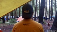 Wisatawan memilih liburan di hutan pinus Lembanna lantaran udaranya yang segar dan tempatnya bagus untuk berfoto bersama. Untuk sekadar duduk bengong sambil menikmati udara pegunungan rasanya oke juga. (Ibnu Munsir/detikTravel)