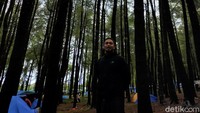 Wisatawan yang tidak memiliki tenda tidak perlu khawatir karena wisata hutan pinus Lembanna memiliki tempat penyewaan peralatan kemping. Beberapa warung makan dan toko kebutuhan lain juga tersedia di sini. (Ibnu Munsir/detikTravel)