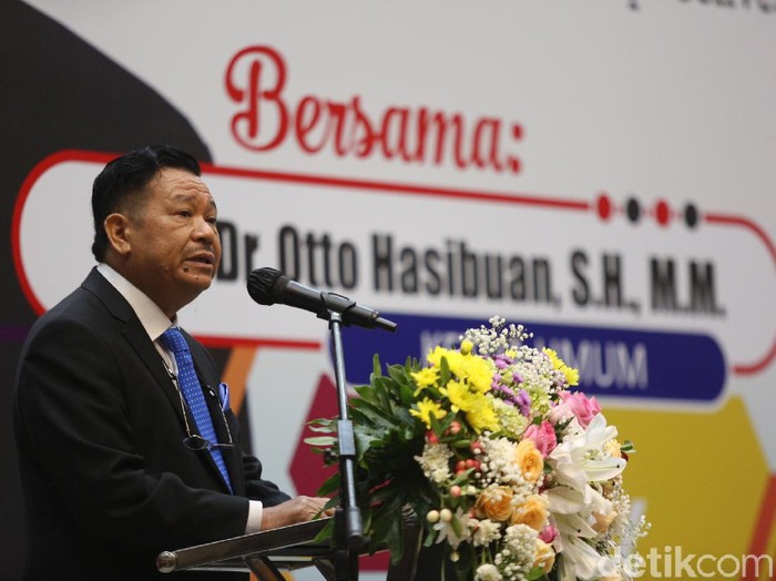 Sekjen DPN Peradi Hermansyah Dulaimi, Ketua Umum DPN Peradi Otto Hasibuan, Ketua Harian DPN Peradi R Dwiyanto Prihartono SH MH dan Ketua Dewan Pembina DPN Peradi  Julius Rizaldi menyampaikan catatan hukum akhir tahun di Jakarta, Senin (21/12/2020).
