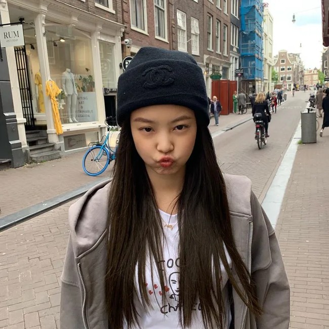 Sekilas penampilan Jennie kali ini tampak humble. Tapi saat melihat topi beanie yang dikenakannya gaya wanita 24 tahun itu tidak bisa dibilang sederhana. Foto: Instagram @jennierubyjane