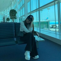 Tak selalu berupa baju, mantan pacar Kai EXO ini juga kerap menambahkan kesan mewah lewat item Chanel dengan memakai topi. Foto: Instagram @jennierubyjane