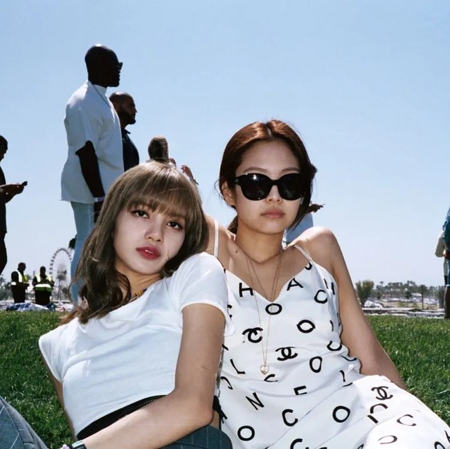 Jennie pun mengenakan Chanel untuk hangout. Kali ini ia memilih sundress sederhana yang dipadukan dengan aksesori-aksesori menunjang, seperti kalung dan sunglasses. Gaya kompaknya bersama Lisa Blackpink ini bisa jadi inspirasi piknik bareng teman. Foto: Instagram @jennierubyjane