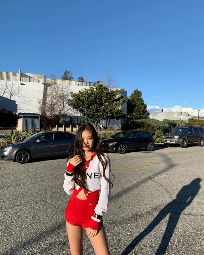 Dalam momen yang santai mungkin kamu hanya ingin pakai celana pendek dan kardigan. Tapi saat Jennie Blackpink yang melakukan, penampilan itu tampak seperti gaya pemotretan.Foto: Instagram @jennierubyjane