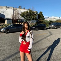 Dalam momen yang santai mungkin kamu hanya ingin pakai celana pendek dan kardigan. Tapi saat Jennie Blackpink yang melakukan, penampilan itu tampak seperti gaya pemotretan.Foto: Instagram @jennierubyjane