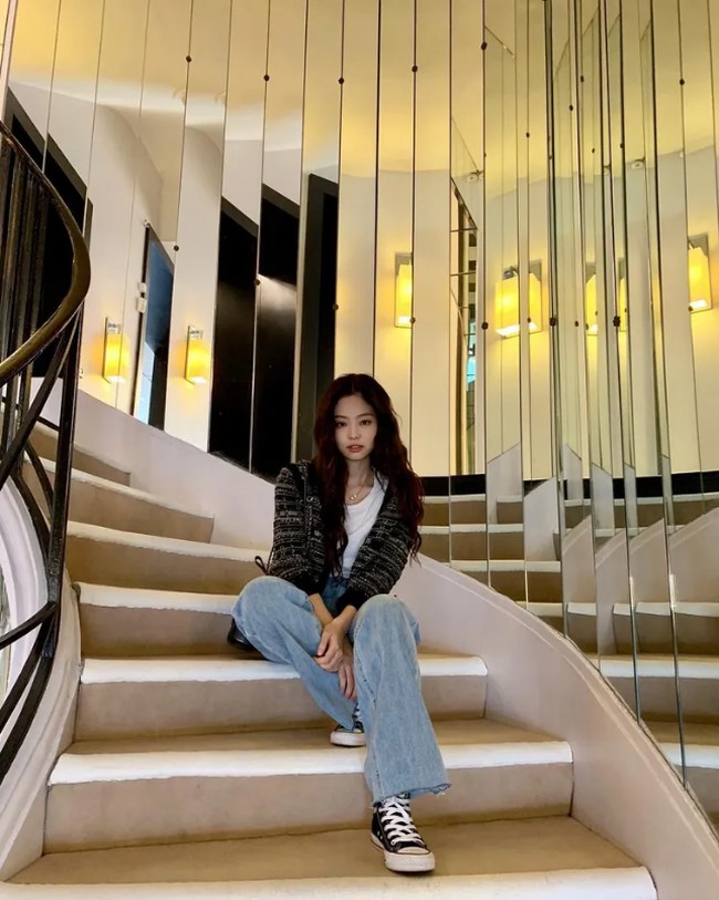 Bagi Jennie, Chanel tak harus selalu dipakai saat pesta atau momen-momen formal. Ia pun dengan santai memadukan kardigan Chanel dengan jeans dan sepatu Converse. Instagram Foto: Instagram @jennierubyjane