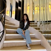 Bagi Jennie, Chanel tak harus selalu dipakai saat pesta atau momen-momen formal. Ia pun dengan santai memadukan kardigan Chanel dengan jeans dan sepatu Converse. Instagram Foto: Instagram @jennierubyjane
