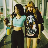 Tak salah memang jika Chanel memilih Jennie Blackpink sebagai brand ambassador. Bahkan sebelum sering diundang ke fashion show-nya, artis KPop sudah sering mengandalkan brand asal Prancis itu. Lihat saja gayanya saat mengenakan crop top vintage dengan celana baggy di bandara. Foto: Instagram @jennierubyjane