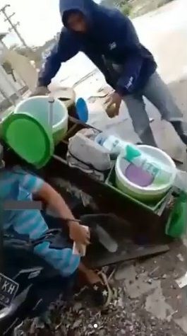 Emak-emak Foto di Gerobak Es Cendol