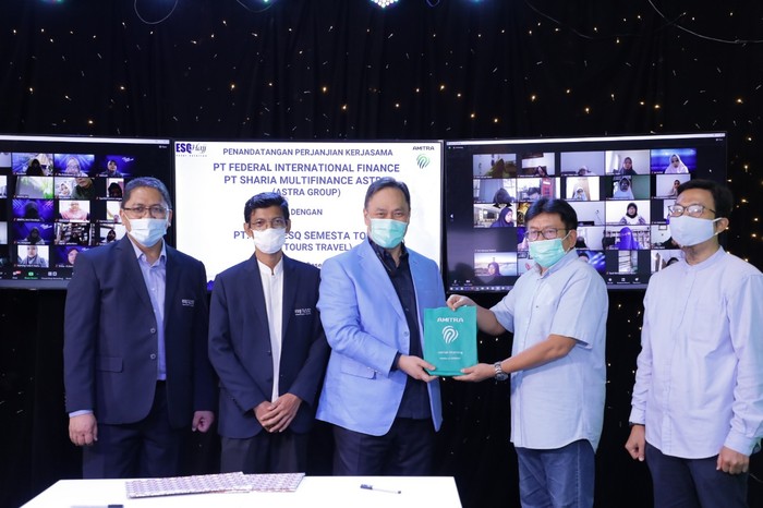 ESQ Tours Travel dan PT Sharia Multifinance Astra menandatangani Kesepakatan Kerjasama kedua belah pihak untuk membantu calon jemaah haji dan umroh.
