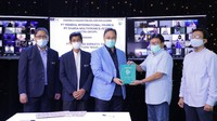 Yulian Warman (Direktur PT Sharia Multifinance Astra, Kanan) menyerahkan Nota Kesepakatan Kerjasama antara PT SMA dan ESQ Tours Travel  kepada Dr Ary Ginanjar (Komisaris Utama ESQ Tours Travel, kiri).