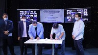 Dr Ary Ginanjar (Komisaris Utama ESQ Tours Travel - kiri) dan Yulian Warman (Direktur PT Sharia Multifinance Astra/SMA - kanan) menandatangani Kesepakatan Kerjasama kedua belah pihak untuk membantu calon jemaah haji dan umroh, baik secara pemahaman dan motivasi, maupun pembiayaan dalam mempermudah mewujudkan Ibadah haji dan umroh bagi masyarakat Indonesia di  Jakarta, (19/12/2020). Istimewa