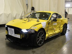 Ford Mustang Bekas Uji Tabrak Ini Dilelang Setara Honda BeAT Cs, Mau?