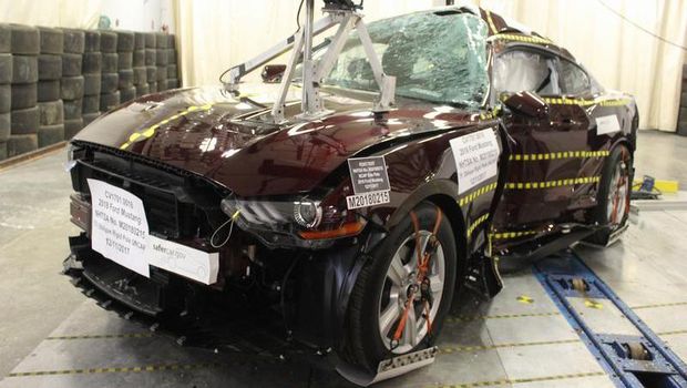 Ford Mustang bekas uji tabrak dilelang